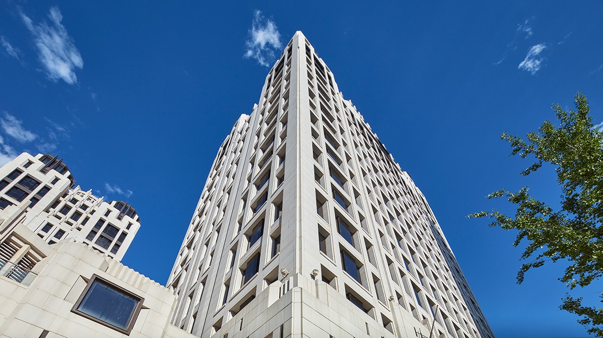 东湖国际中心仰视图